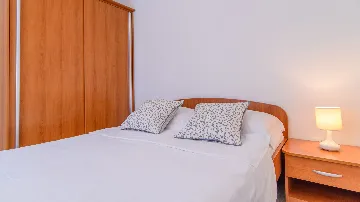 Apartment with Covered Terrace in Okrug Gornji