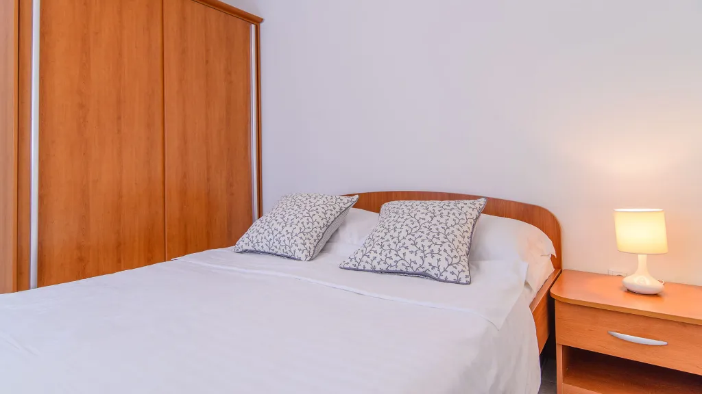 Apartment with Covered Terrace in Okrug Gornji