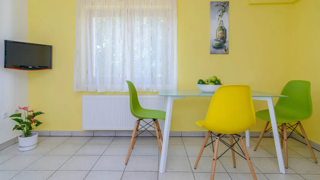 Apartment with Covered Terrace in Okrug Gornji
