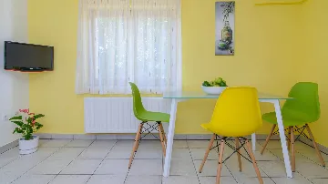 Apartment with Covered Terrace in Okrug Gornji