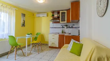 Apartment with Covered Terrace in Okrug Gornji