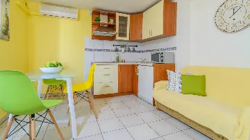 Apartment with Covered Terrace in Okrug Gornji