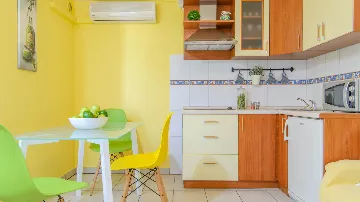 Apartment with Covered Terrace in Okrug Gornji