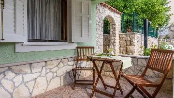 Apartment with Covered Terrace in Okrug Gornji