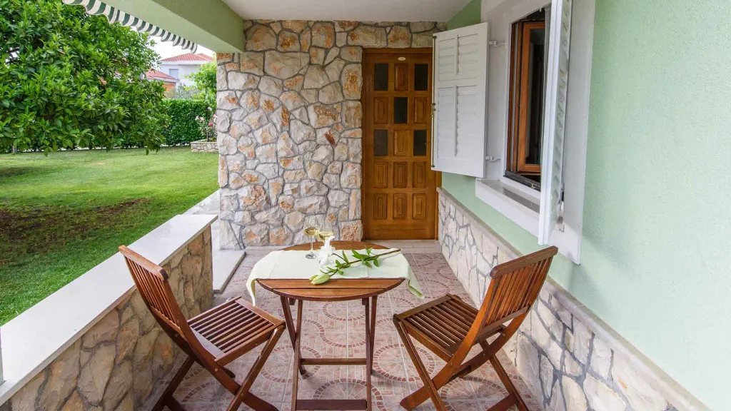 Apartment with Covered Terrace in Okrug Gornji