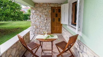 Apartment with Covered Terrace in Okrug Gornji