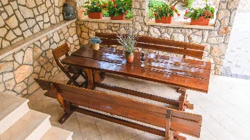 Apartment with Covered Terrace in Okrug Gornji