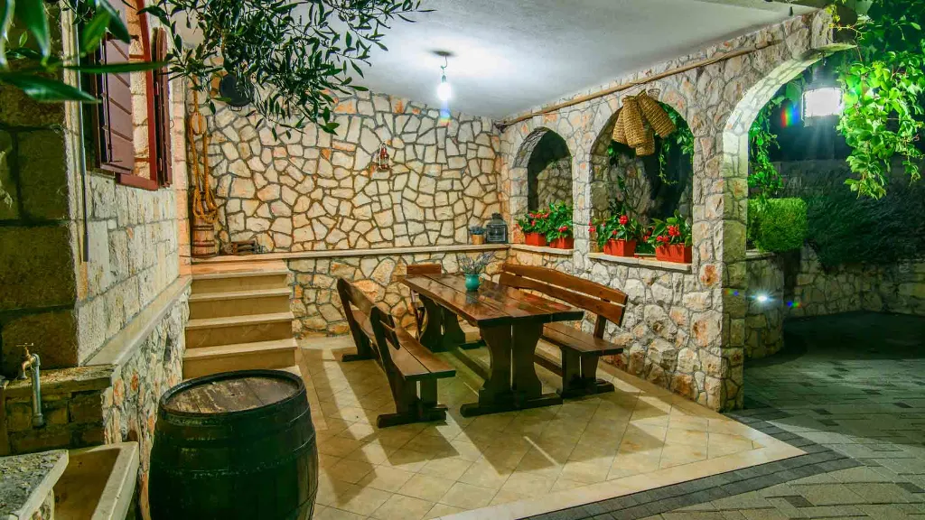 Apartment with Covered Terrace in Okrug Gornji