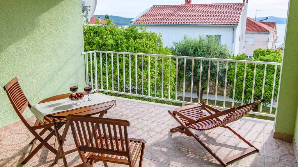 Apartment with Sea-View Balcony in Okrug Gornji