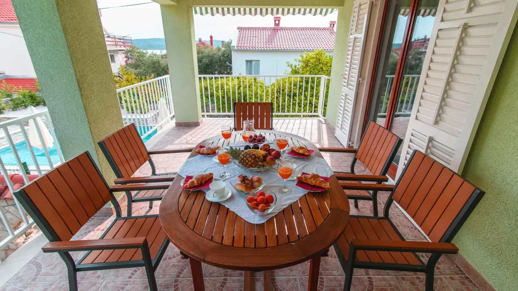 Apartment with Sea-View Balcony in Okrug Gornji