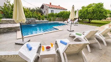 Apartment with Sea-View Balcony in Okrug Gornji