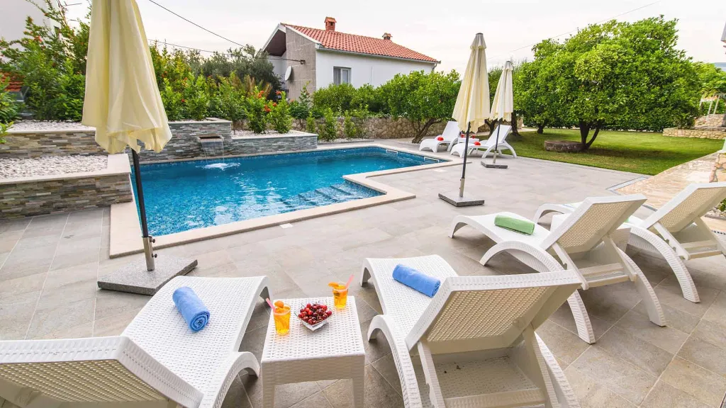 Sea View Apartment in Okrug Gornji