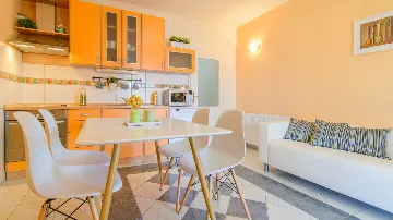 Sea View Apartment for 5 in Okrug Gornji