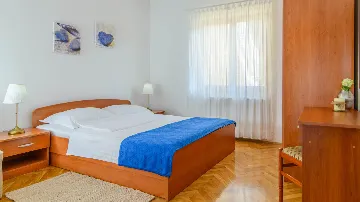 Sea View Apartment for 5 in Okrug Gornji