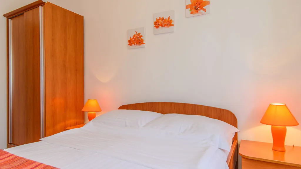 Sea View Apartment for 5 in Okrug Gornji
