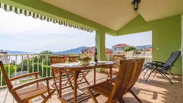 Sea View Apartment for 5 in Okrug Gornji