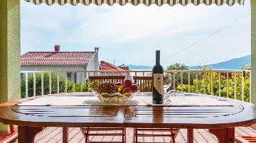 Sea View Apartment for 5 in Okrug Gornji