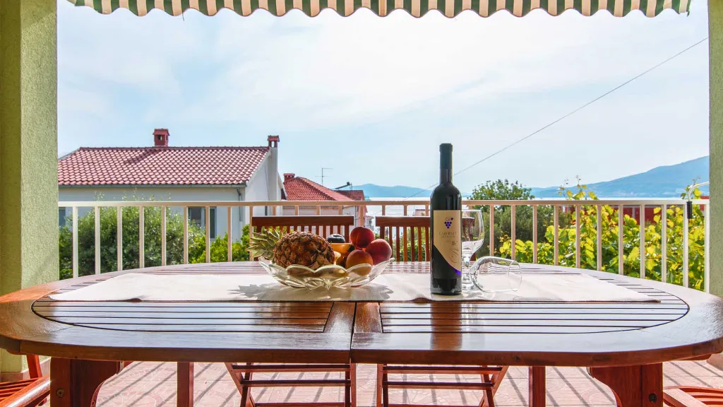 Sea View Apartment for 5 in Okrug Gornji