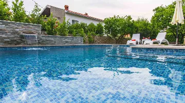 Sea View Apartment for 5 in Okrug Gornji