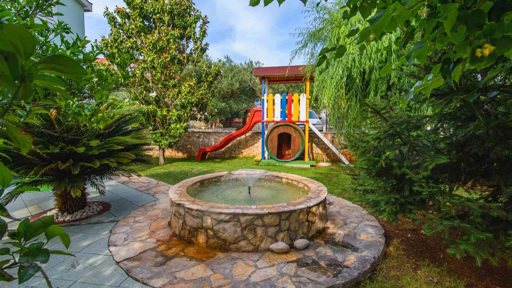 Sea View Apartment for 5 in Okrug Gornji