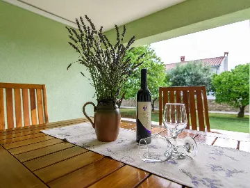 One-Bedroom Apartment with Terrace in Okrug Gornji