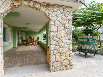 One-Bedroom Apartment with Terrace in Okrug Gornji