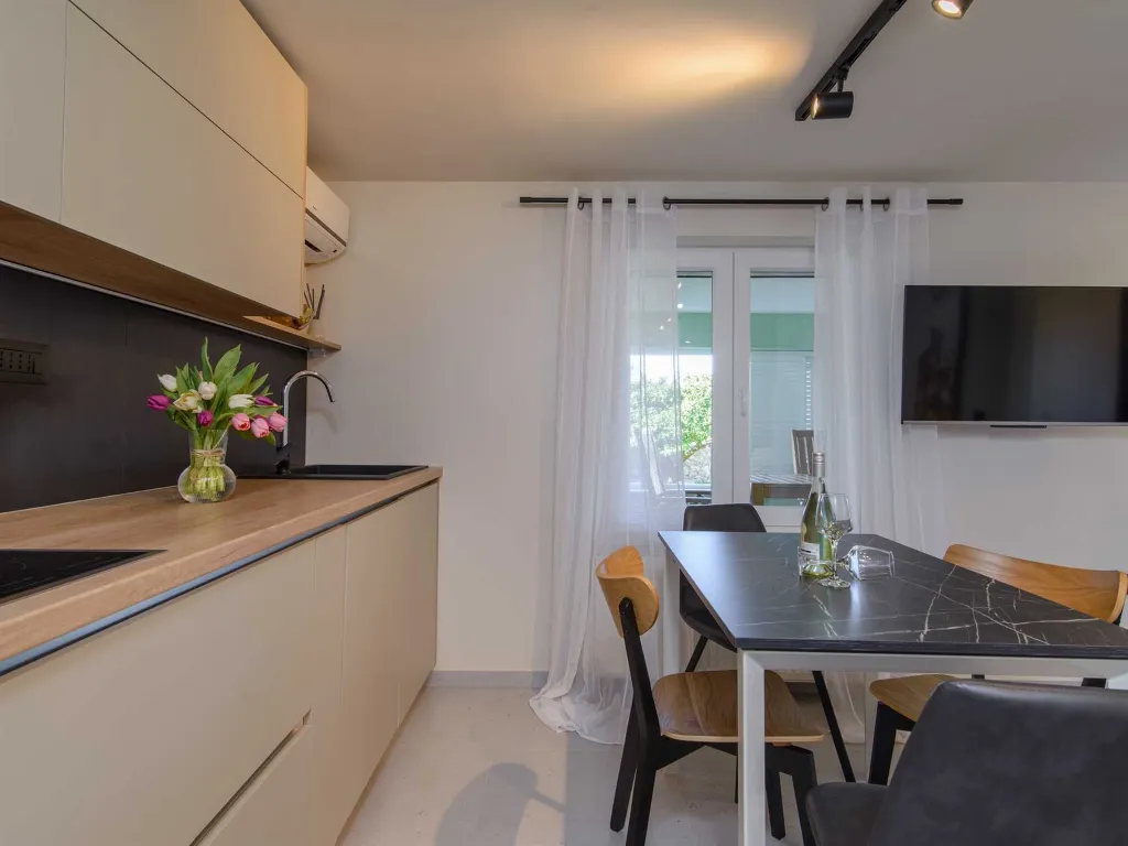 One-Bedroom Apartment with Terrace in Okrug Gornji