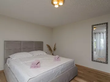 One-Bedroom Apartment with Terrace in Okrug Gornji