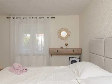 One-Bedroom Apartment with Terrace in Okrug Gornji