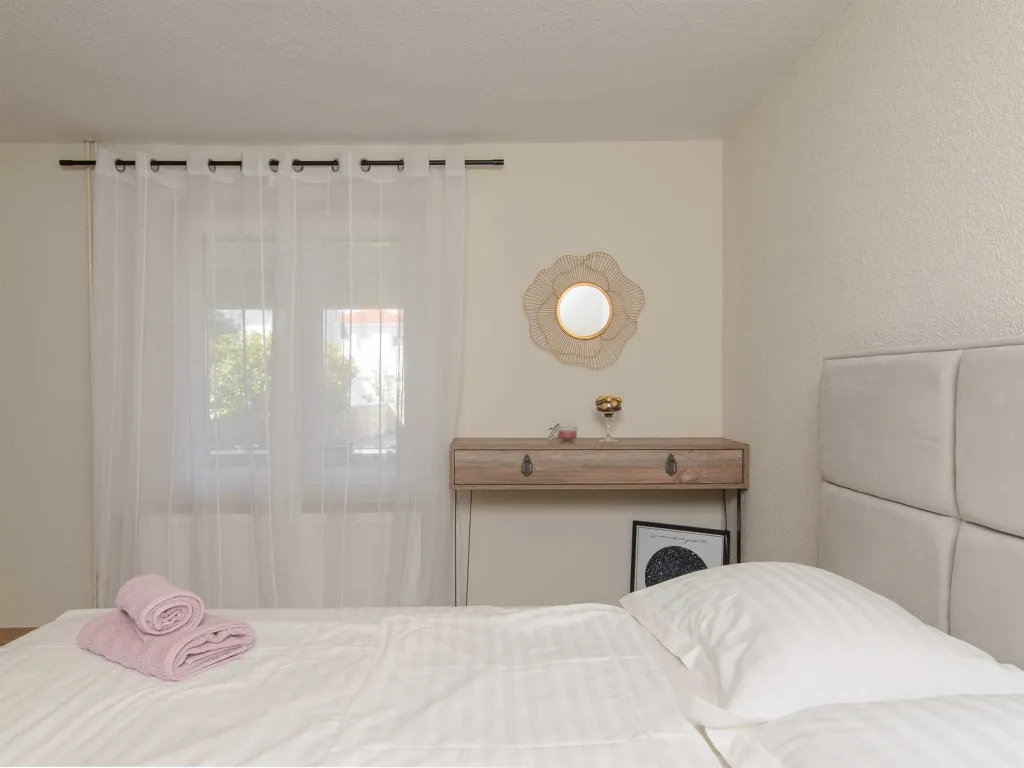 One-Bedroom Apartment with Terrace in Okrug Gornji