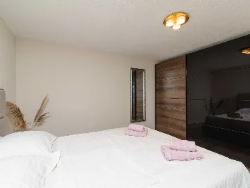 One-Bedroom Apartment with Terrace in Okrug Gornji