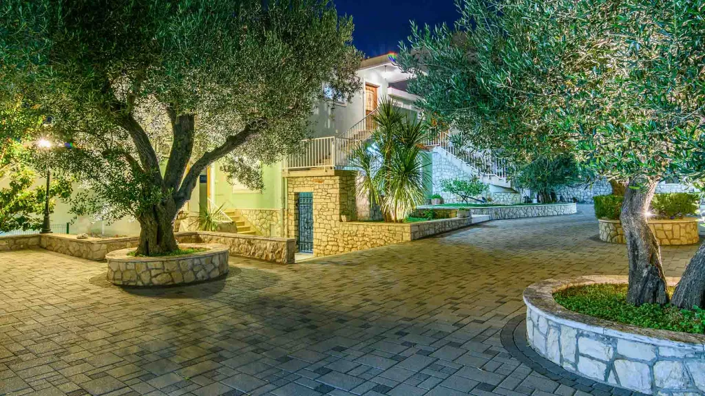 One-Bedroom Apartment with Terrace in Okrug Gornji