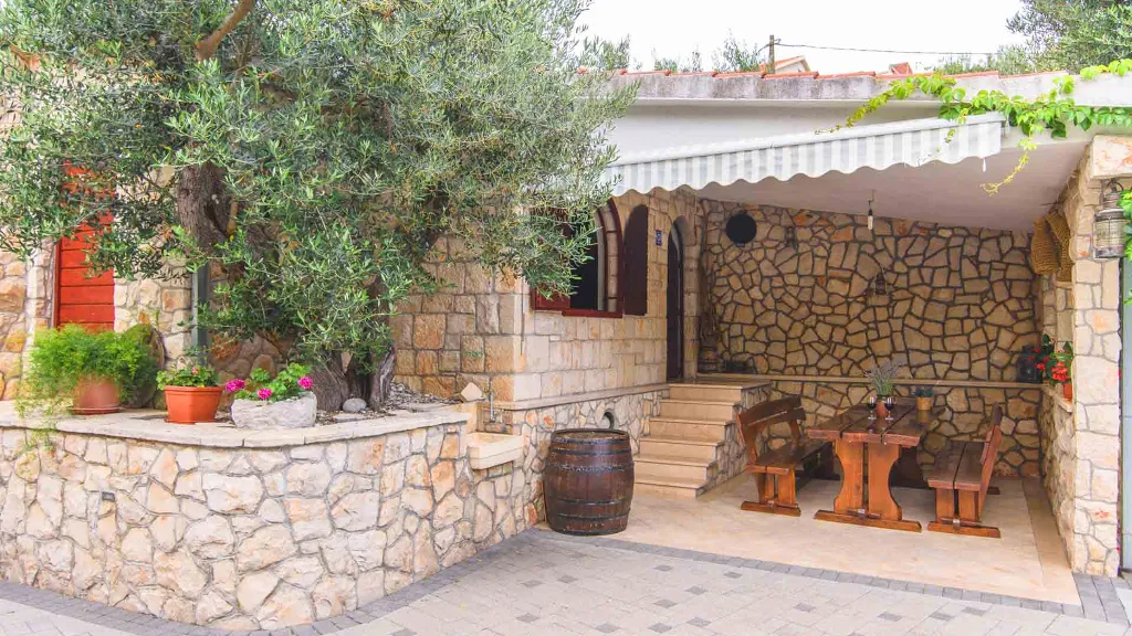 One-Bedroom Apartment with Terrace in Okrug Gornji