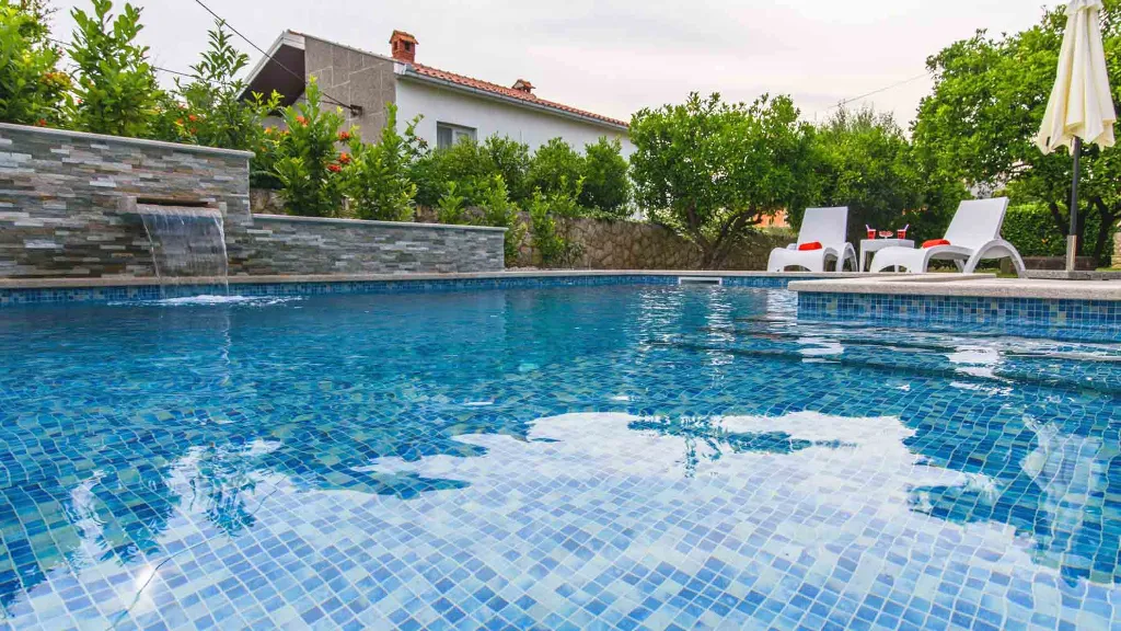 One-Bedroom Apartment with Terrace in Okrug Gornji
