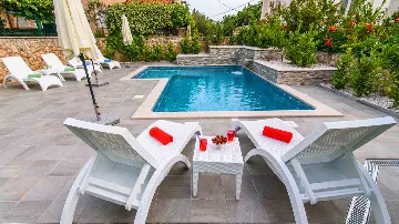 One-Bedroom Apartment with Terrace in Okrug Gornji