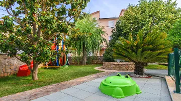 One-Bedroom Apartment with Terrace in Okrug Gornji