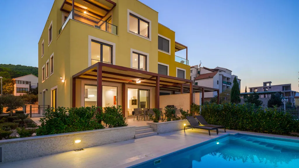 3-Bedroom Apartment with Pool in Slatine
