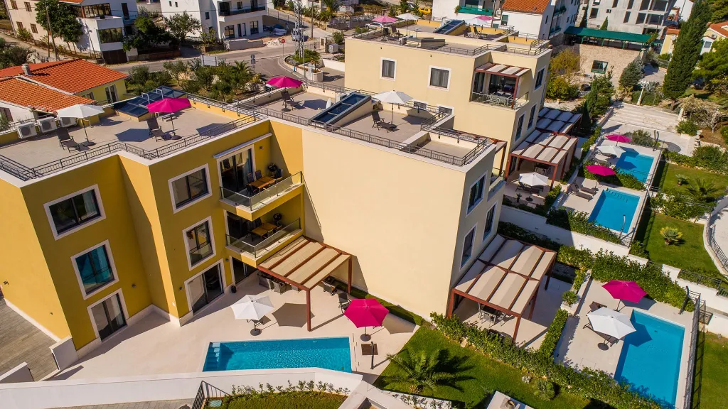 3-Bedroom Apartment with Pool in Slatine