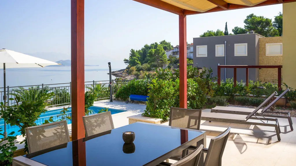 3-Bedroom Apartment with Pool in Slatine
