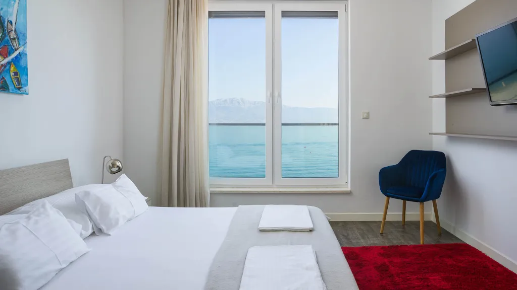3-Bedroom Apartment with Pool in Slatine