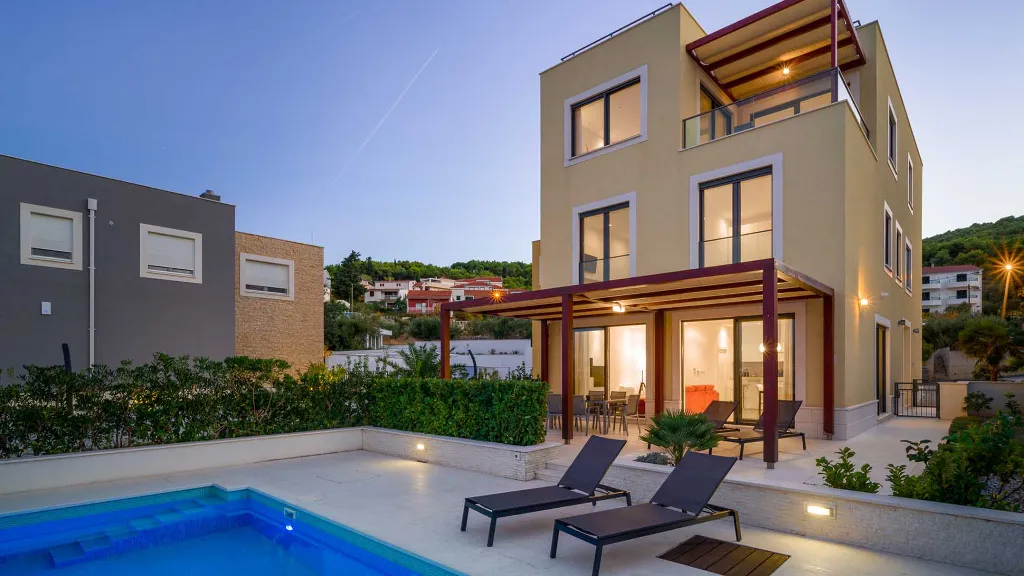 Three-Bedroom Apartment with Pool in Slatine