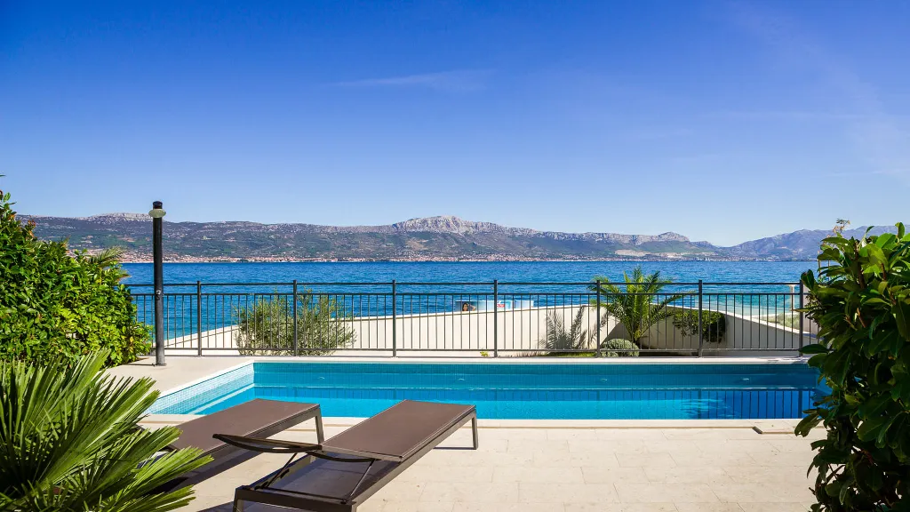 Three-Bedroom Apartment with Pool in Slatine