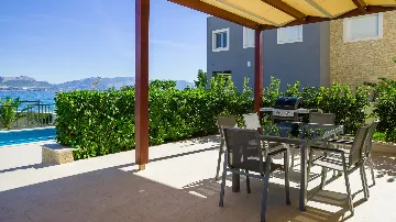 Three-Bedroom Apartment with Pool in Slatine