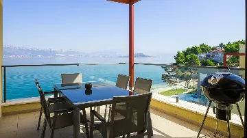 Three-Bedroom Apartment with Sea View in Slatine