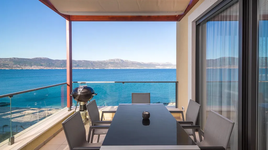 Sea View Apartment in Slatine for 6 Guests