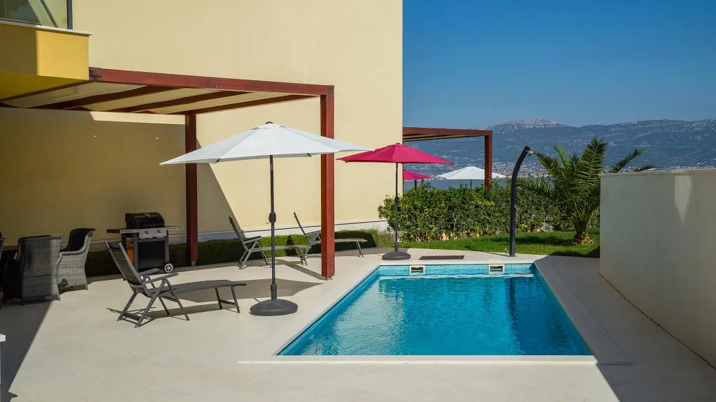 Two-Bedroom Apartment with Private Pool in Slatine
