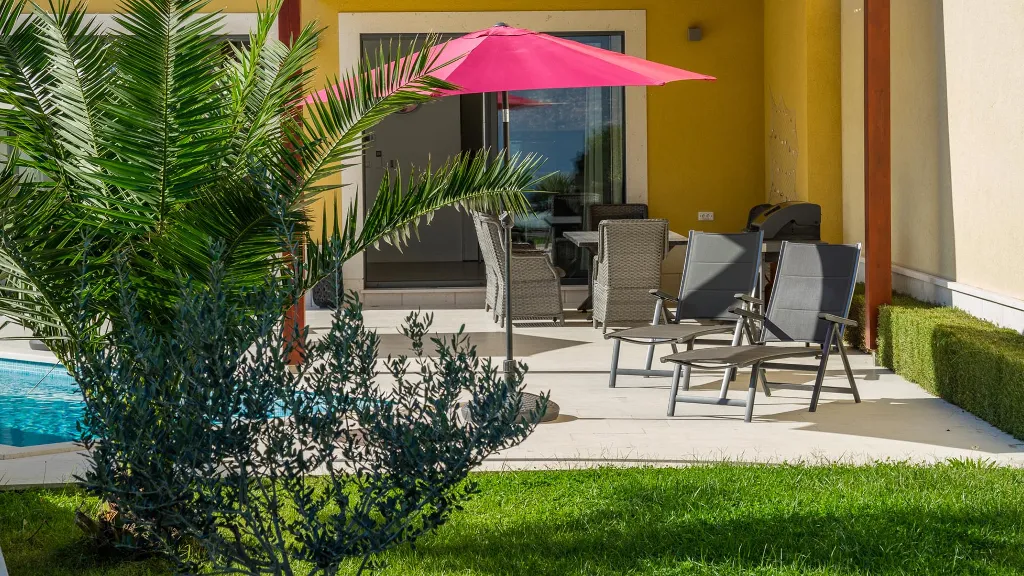 Two-Bedroom Apartment with Private Pool in Slatine