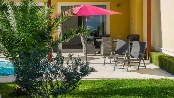 Two-Bedroom Apartment with Private Pool in Slatine