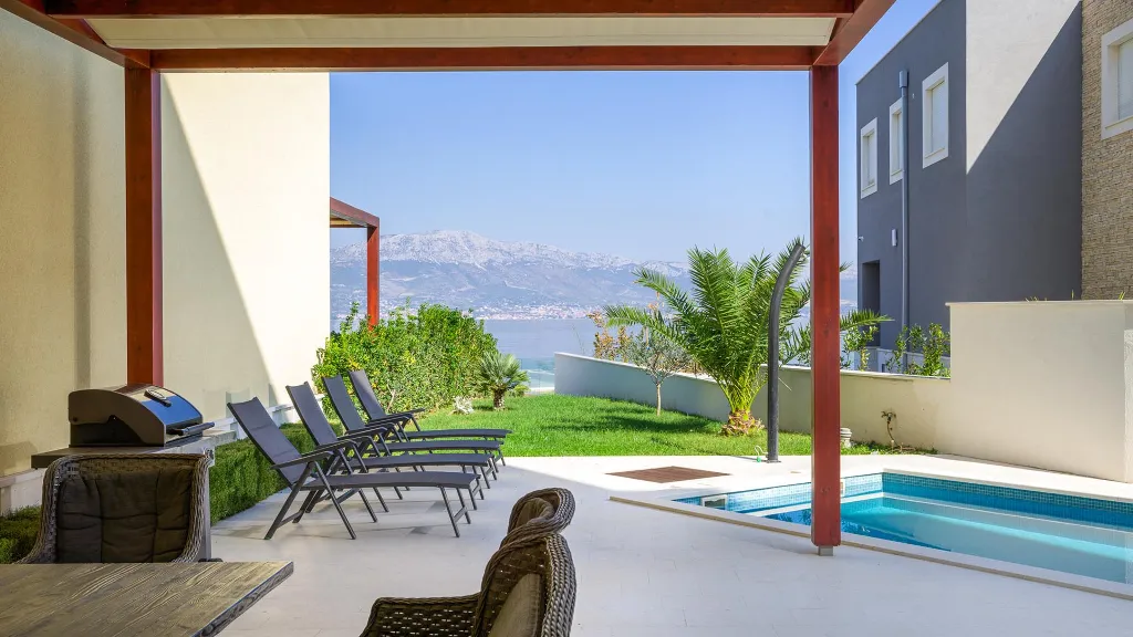 Two-Bedroom Apartment with Private Pool in Slatine