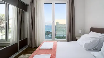 Sea View Apartment in Slatine for 4